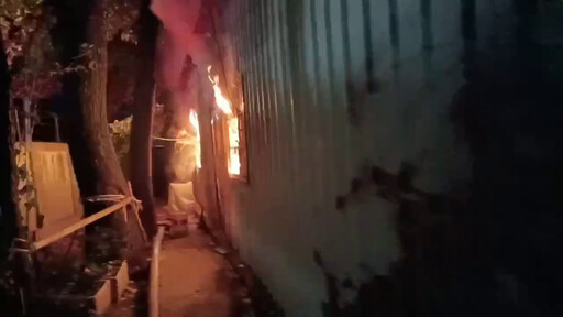 影/清大南大校區體育館旁大火! 整棟燃燒驚悚直擊