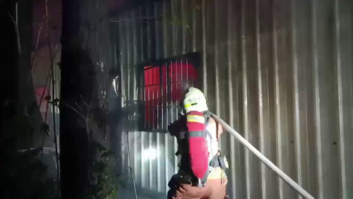 影/清大南大校區體育館旁大火! 整棟燃燒驚悚直擊