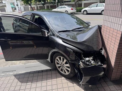 影/彰化女中校門口旁醫院被衝撞! 驚悚瞬間直擊