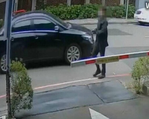 影/彰化女中校門口旁醫院被衝撞! 驚悚瞬間直擊