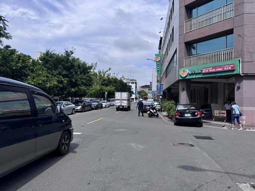 影/彰化女中校門口旁醫院被衝撞! 驚悚瞬間直擊