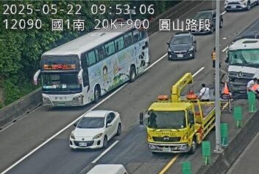 影/國1北上圓山段「國道客運出事」!撞砂石車傷亡不明