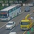 影/國1北上圓山段「國道客運出事」！撞砂石車傷亡不明