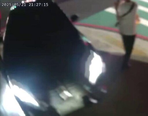 影/桃園阿公開豪車「血糖低」衝撞店家!男子驚險閃過
