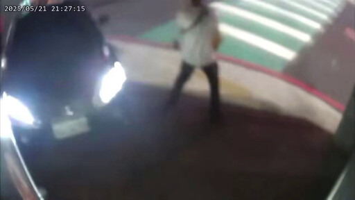 影/桃園阿公開豪車「血糖低」衝撞店家!男子驚險閃過