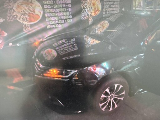 影/桃園阿公開豪車「血糖低」衝撞店家!男子驚險閃過