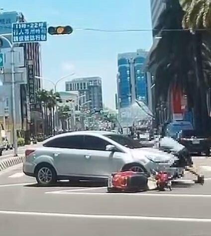 影/我以為你會讓!台南新光三越前「騎士遭撞慘趴引擎蓋」