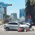 影/我以為你會讓！台南新光三越前「騎士遭撞慘趴引擎蓋」