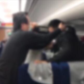 影/車長遭「超派鐵拳」打飛眼鏡!鐵路警不處置惹議
