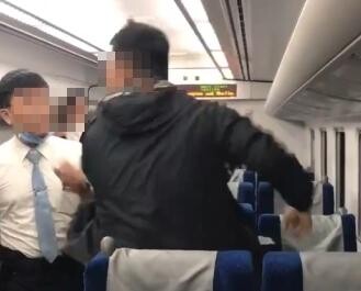 影/車長遭「超派鐵拳」打飛眼鏡!鐵路警不處置惹議