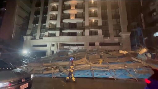 影/新北中和建案鷹架突倒塌 3轎車遭砸中