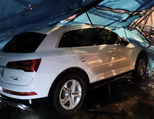 影/新北中和建案鷹架突倒塌 3轎車遭砸中