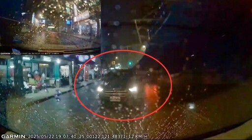 影/新北中和鷹架倒塌砸3車 驚險瞬間曝光