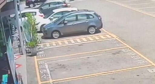 影/轎車衝超商「撞破落地窗」2傷 現場畫面曝光