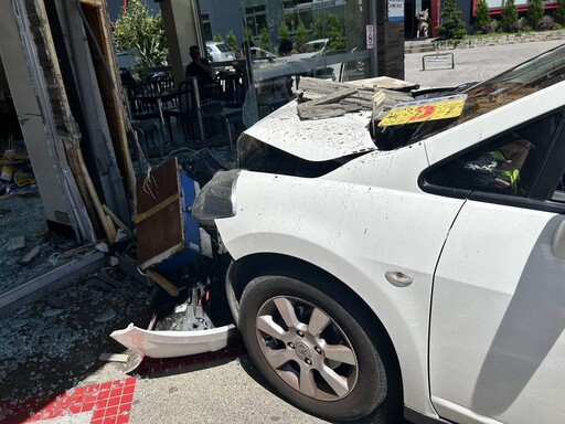 影/轎車衝超商「撞破落地窗」2傷 現場畫面曝光