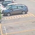 影/轎車衝超商「撞破落地窗」2傷 現場畫面曝光