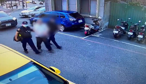 影/台鐵又見乘客鬧事!醉漢動手推站務員 警到場管束