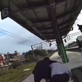 影/台鐵又見乘客鬧事！醉漢動手推站務員 警到場管束