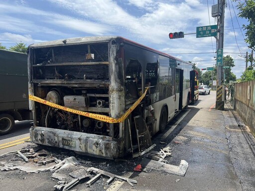 影/桃園公車開到一半突燒起來!司機下車查看逃過一劫
