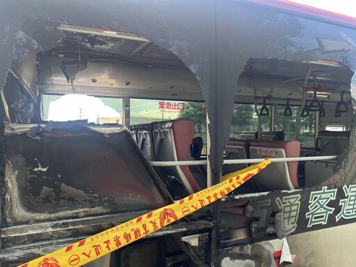 影/桃園公車開到一半突燒起來!司機下車查看逃過一劫