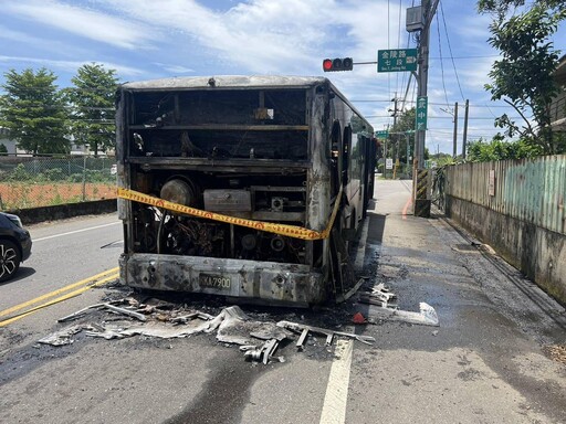 影/桃園公車開到一半突燒起來!司機下車查看逃過一劫