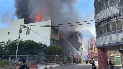 影/苗栗工地火警「全面燃燒」 烈焰延燒隔壁補習班