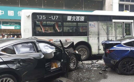 影/北市重慶南路重大車禍 5車連環撞8人傷