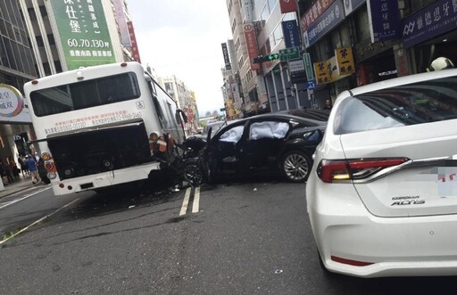 影/北市重慶南路重大車禍 5車連環撞8人傷