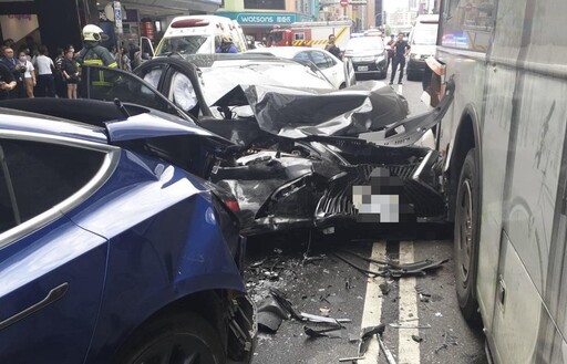 影/北市重慶南路重大車禍 5車連環撞8人傷
