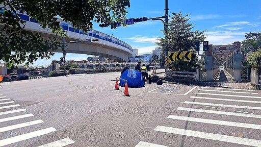 影/直擊!高雄前鎮橋死亡車禍 67歲騎士自撞號誌桿當場身亡
