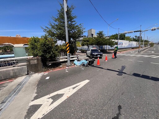影/直擊!高雄前鎮橋死亡車禍 67歲騎士自撞號誌桿當場身亡