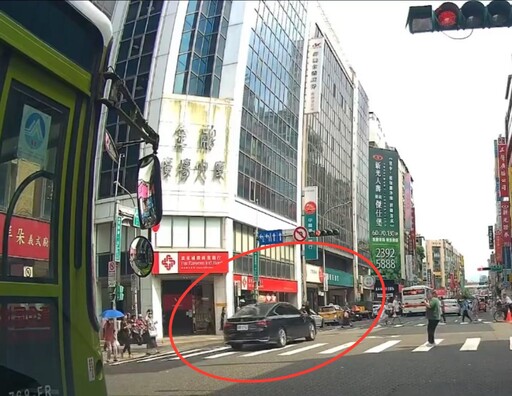 影/三峽惡駕翻版!重慶南路連環車禍 肇事車高速闖紅燈