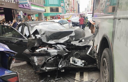 影/衝撞另一角度!重慶南路連環車禍 肇事車完全沒煞車