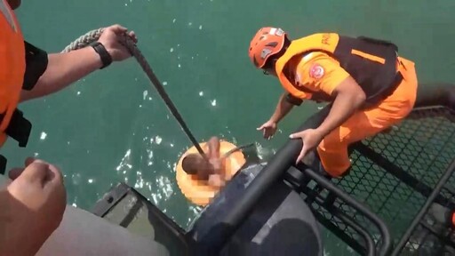 影/陸男泳渡金門大膽島 海巡艦艇海上攔截逮人