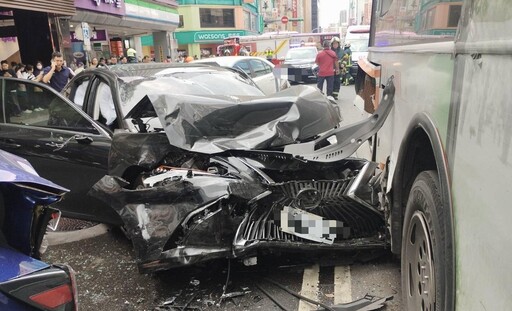 北市闖紅燈暴衝車禍釀8傷 78歲翁數度「無照」遭罰