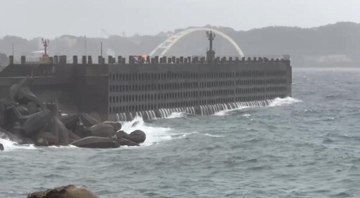 影/海大學生八斗子練獨木舟翻船落海 31名師生獲救上岸