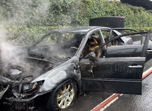 國1北上三重段火燒車!駕駛急停路肩逃命 現場濃煙狂竄