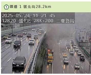 國1北上三重段火燒車!駕駛急停路肩逃命 現場濃煙狂竄