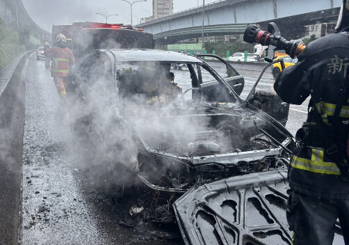 國1北上三重段火燒車!駕駛急停路肩逃命 現場濃煙狂竄