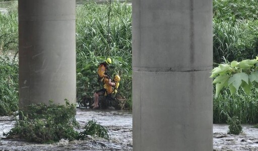 影/暴雨狂襲台中烏溪暴漲 釣客受困沙洲警消吊掛救援