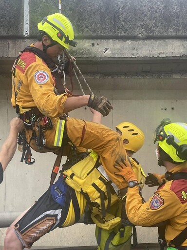 影/暴雨狂襲台中烏溪暴漲 釣客受困沙洲警消吊掛救援