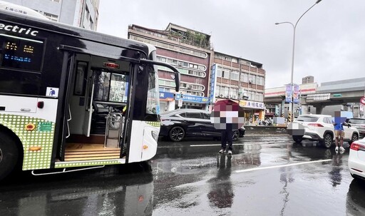 影/北市士林公車追撞休旅車 車上乘客慘摔