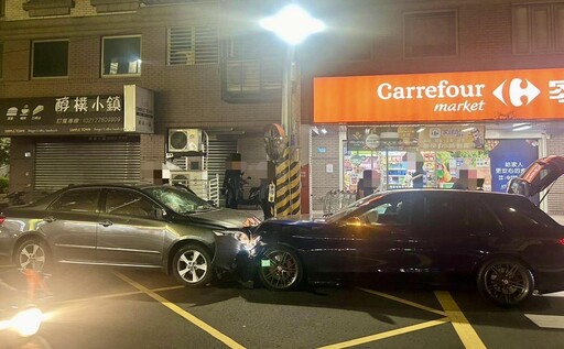 影/三重自小客逆向正面衝撞對向車 1女受傷送醫