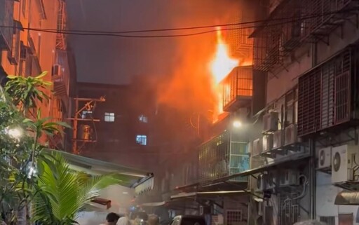 影/新北板橋公寓火警陽台竄火舌 警消灌救幸無人傷