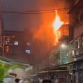 影/新北板橋公寓火警陽台竄火舌 警消灌救幸無人傷