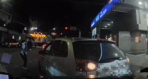 影/誇張!台南阿伯加油站插隊被罵 竟倒車衝撞對方車輛