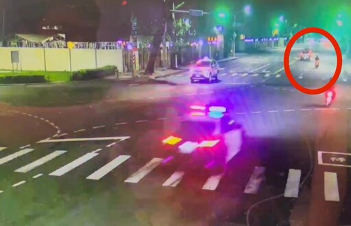 影/高雄失控女「連闖2紅燈」拒檢! 又蛇行自撞慘死