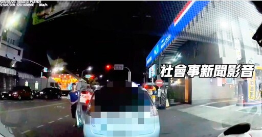 影/台南版7旬翁暴衝嚴重車禍! 插隊加油挨轟竟倒車猛撞怒罵
