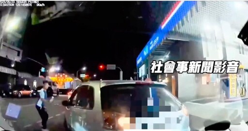 影/台南版7旬翁暴衝嚴重車禍! 插隊加油挨轟竟倒車猛撞怒罵