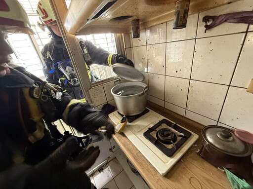 影/台中「社區大樓氣爆」! 門窗炸開「屋主毀容四肢燒燙傷」